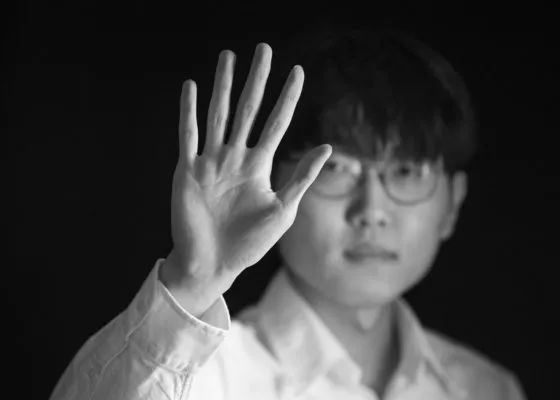 但他依然坚持不用替身，反复尝试